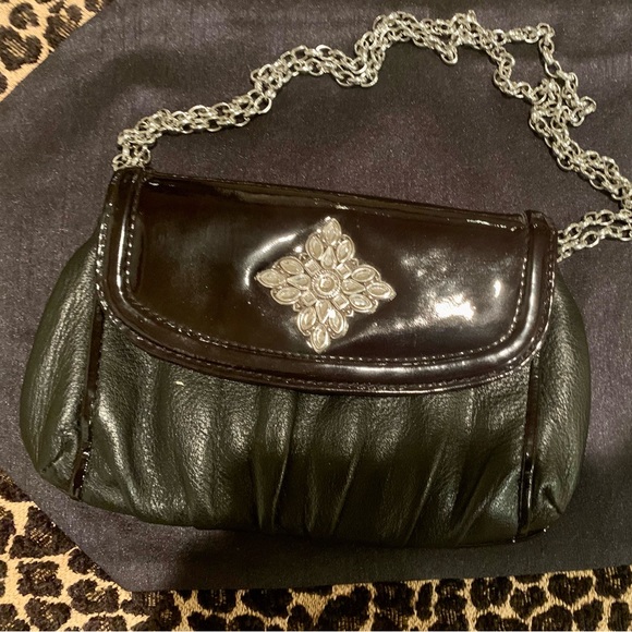 LN BRIGHTON CLUTCH W/CRYSTAL MEDALLION. PEBBLE LEATHER W/PATENT LEATHER TRIM. - Picture 2 of 7